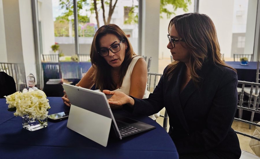 VIA Strategies — evento con laptop